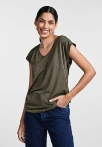 Olive green, short-sleeve top with a V-neck, made of textured fabric with subtle stripes. Paired with dark blue jeans.