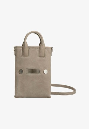 Petit sac à main en cuir taupe avec deux poignées, une bandoulière amovible et deux clous métalliques hexagonaux avec un détail rectangulaire texturé.