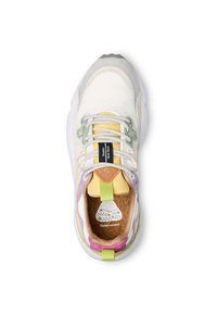 Bunt gefärbter Sneaker mit einem weißen und pastellfarbenen Obermaterial, strukturierten Wildlederakzenten, robusten Schnürsenkeln und einem Korkeinlegesohle-Detail. Hat eine grüne Fersenlasche.
