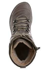 Botte d'hiver marron avec lacets, fermeture éclair sur le côté, œillets métalliques et doublure intérieure beige douce visible par le dessus.