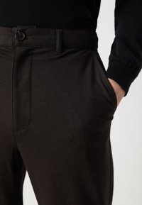 Mads Nørgaard METROPOLIS MORTEN PANTS - Chino hlače - brown