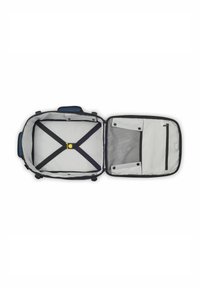 Bolsa de viaje negra con acentos azules; se abre para revelar un interior gris con un bolsillo de malla, correas cruzadas y compartimentos con cremallera.