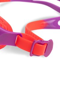 Fioletowo-czerwone okulary pływackie z teksturowanym paskiem, regulowaną klamrą i otworami wentylacyjnymi w ramce dla większego komfortu.