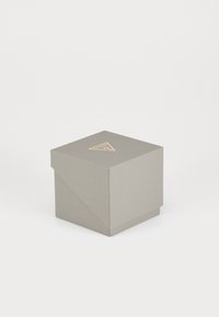 Scatola quadrata di carta grigia texture con un coperchio piatto, caratterizzata da un logo triangolare dorato sulla parte superiore e angoli piegati. Forma quadrata, design compatto.