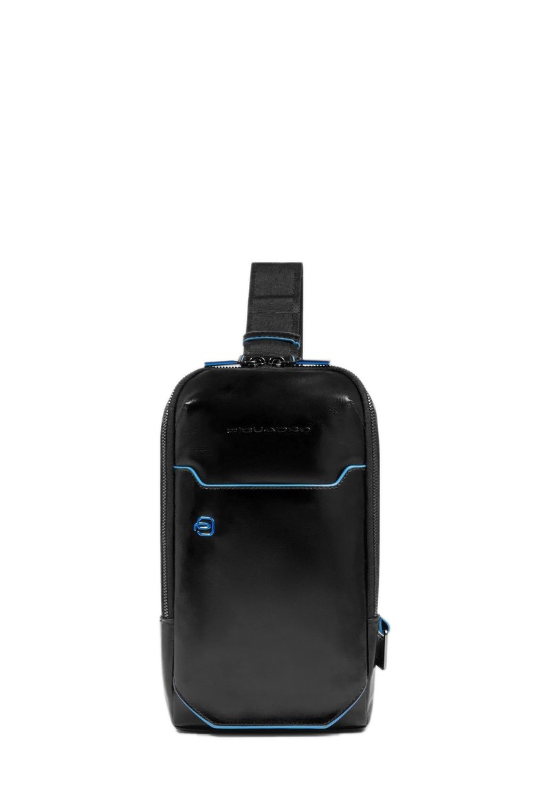 Borsa a tracolla in pelle nera con dettagli blu, forma rettangolare, chiusura con zip e tasca frontale. Dotata di manico superiore per un facile trasporto.