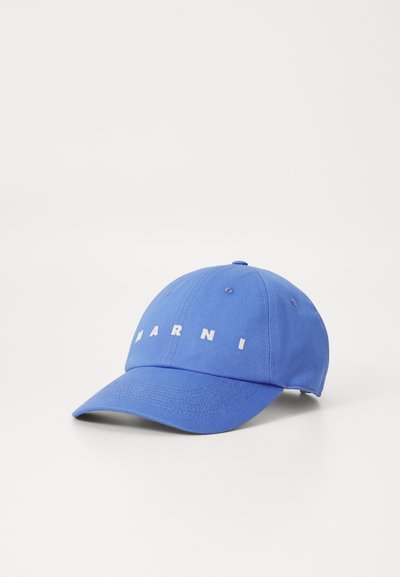 Blå bomulds baseballcap med buet skygge og broderet "MARNI"-logo i hvidt. Har seks-panel konstruktion og ventilationshuller.