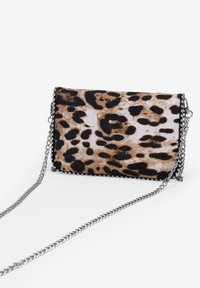 Bolso de mano de estampado de leopardo con superficie de tela, correa de cadena plateada y acentos de tachuelas a lo largo de los bordes. Forma rectangular, diseño plano.