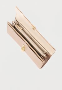 Béžová kožená peněženka s hladkou texturou, vnitřními přihrádkami na karty, kapsou na zip a zapínáním se zlatým kováním. Pohled s otevřenou peněženkou.