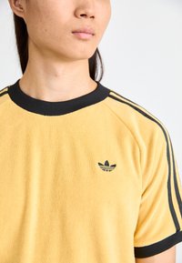 adidas Originals CALI TEE - T-shirt estampada - oat