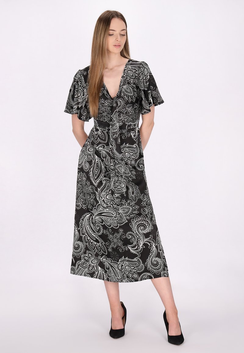 Zwarte maxi-jurk met een wit paisleypatroon, v-hals, korte fladdermouwen, gestrikt taille en een luchtige silhouet. Slank, gladde stoftextuur.