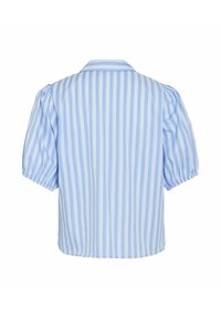 Camicia a maniche corte di colore azzurro chiaro con righe verticali blu scuro, dotata di colletto e maniche arricciate per un volume aggiuntivo.