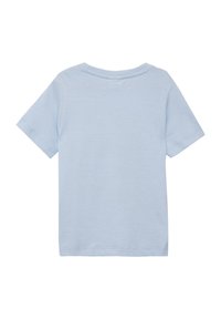 Lichtblauwe katoenen T-shirt met korte mouwen, een ronde halslijn en strakke, eenvoudige stiksels op de zoom en schouders.