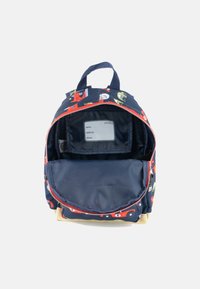 Rugtas van marineblauwe stof met kleurrijke voertuigenpatronen, een rode rits en een ruime binnenkant. Inclusief een label voor naam en contactinformatie.
