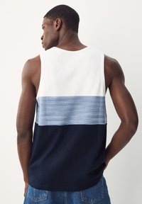 Canotta da uomo senza maniche con strisce orizzontali bianche, azzurro chiaro e blu navy. Realizzata in tessuto liscio con vestibilità comoda.