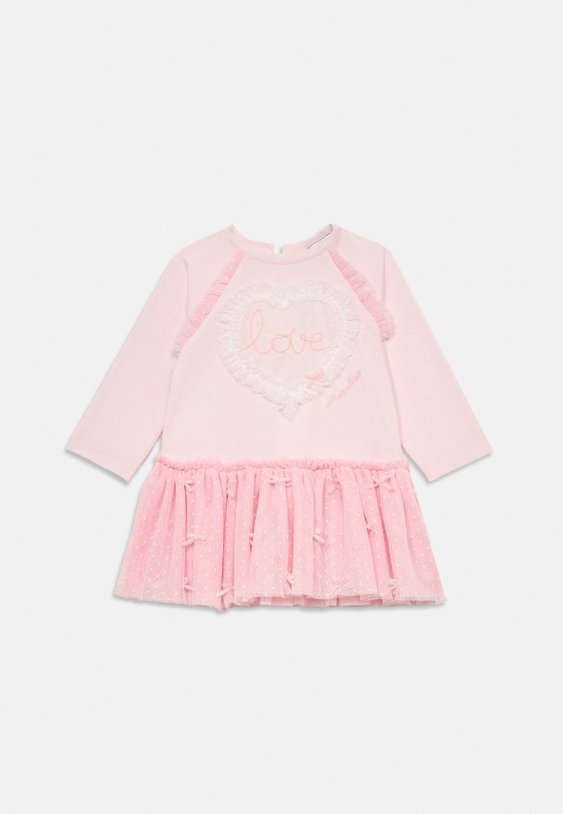 Rosa langt gensere kjole for baby med "kjærlighet" brodert inne i et hjerte, med volangskjørt i tyl og små sløyfedetaljer.