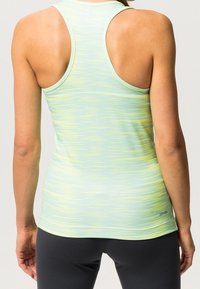 Jasnozielony sportowy top na ramiączkach z wzorem tie-dye, z plecakiem i gładką teksturą; na dole znajduje się logo.