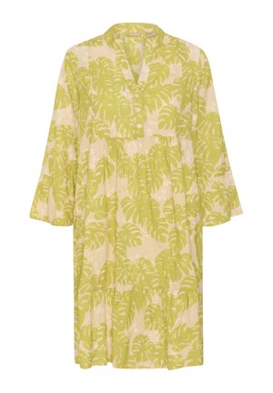 Hele rohelise rohelise kleit, millel on lehe muster, V-kaelus nukkidega, kolmeveerandikuga varrukad ja voolav A-lööve siluett.