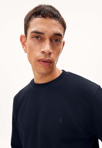 Navy crewneck sweatshirt van katoen, met een subtiel logo op de borst. Gevoelige textuur, lange mouwen en een aansluitend ontwerp.