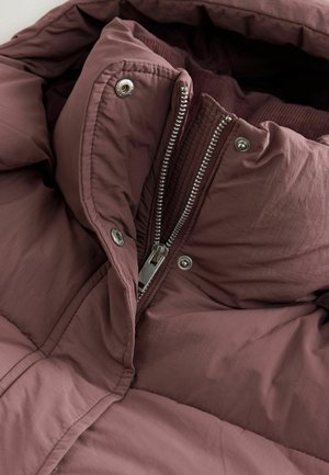 Wattierte Jacke in staubigem Mauve mit hohem Kragen, silbernem Reißverschluss und Druckknopfverschluss. Verfügt über einen strukturierten Stoff und genähte Paneele.