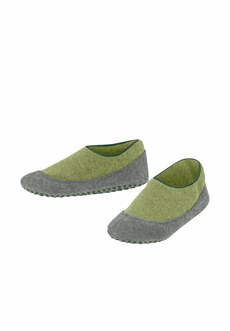 Zielone i szare buty wsuwane z teksturowanym przodem, z okrągłym czubkiem, miękkiego materiału oraz gumową podeszwą w kropki, zapewniającą przyczepność.