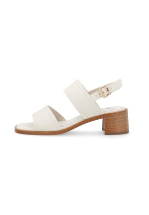 Sandalo bianco con punta aperta, due cinturini, fibbia dorata e tacco basso in legno a blocco.