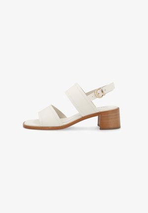 Sandalia blanca de punta abierta con dos tiras, hebilla dorada y tacón bajo de bloque de madera.