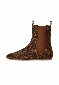 Stivaletti alla caviglia con stampa leopardata, punta affusolata, upper in tessuto, pannelli laterali elasticizzati e suola piatta. Schema di colori marrone e nero.