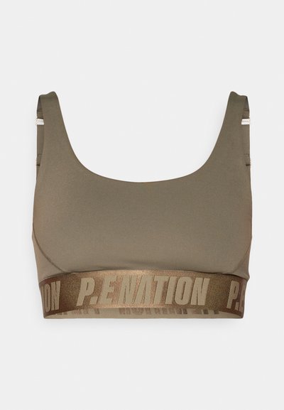 Olivengrønn sportsbh med en blank tanngrense som har "P.E.NATION" trykt med fet skrift. Glatt tekstur og scoop-neck design.