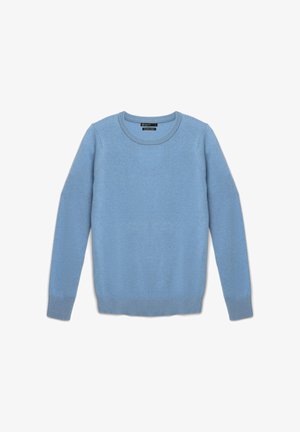 Hellblauer Rundhalsausschnitt Pulli mit langen Ärmeln aus einem Kaschmirmix, mit gerippten Bündchen und Saum, flach auf einem weißen Hintergrund ausgelegt.