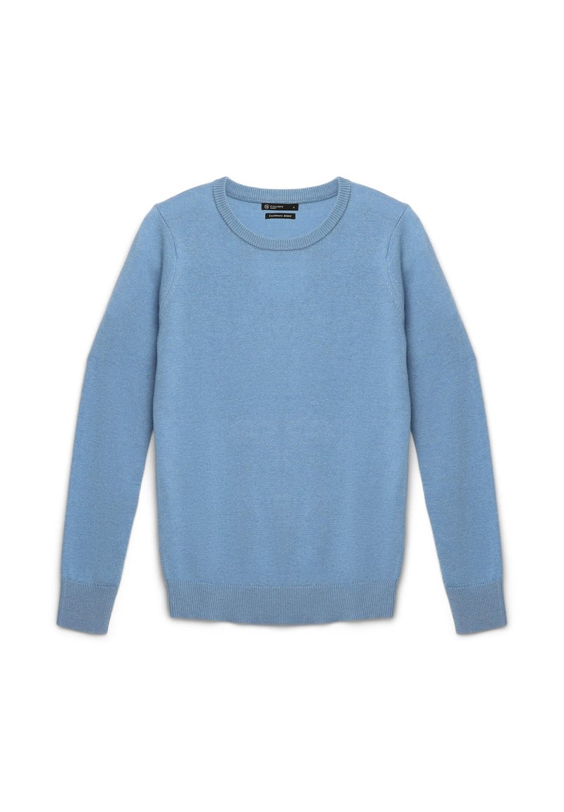Hellblauer Rundhalsausschnitt Pulli mit langen Ärmeln aus einem Kaschmirmix, mit gerippten Bündchen und Saum, flach auf einem weißen Hintergrund ausgelegt.