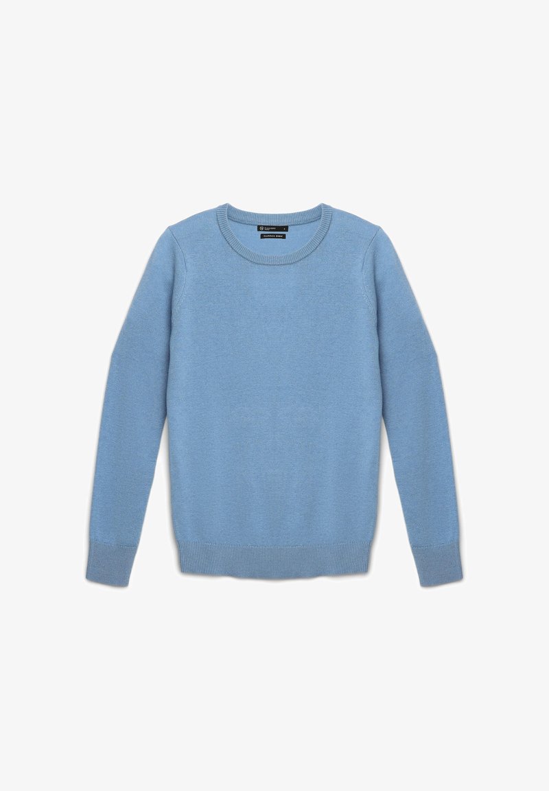 Hellblauer Rundhalsausschnitt Pulli mit langen Ärmeln aus einem Kaschmirmix, mit gerippten Bündchen und Saum, flach auf einem weißen Hintergrund ausgelegt.
