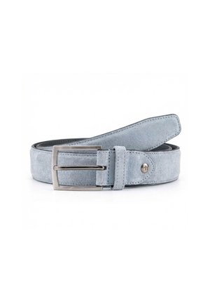 Ceinture en daim gris clair roulée avec une boucle rectangulaire en métal argenté et des détails cousus sur une texture en cuir lisse.