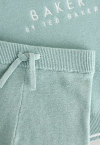 Hellblaue Sweatpants mit einem gerippten Bund, der eine verstellbare Kordel hat, und gestickten Buchstaben "BAKER BY TED BAKER."