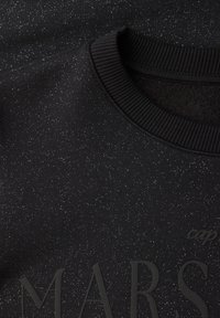 Černá mikina s jemnými kovovými drobnými skvrnami, s žebrovaným kulatým výstřihem a velkým matným nápisem "MARS" tučným písmem.