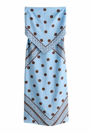 Jasnoniebieska tkanina z dużymi i małymi brązowymi groszkami ułożonymi w wzór z obramowaniem, zawieszona pionowo.