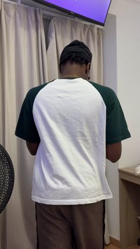 Tričko s krátkým rukávem, bílé barvy s tmavě zelenými raglánovými rukávy. Kulatý výstřih, vyrobené z bavlny, s pohodlným střihem.