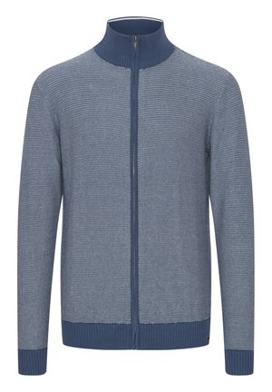 Suwakowy sweter w kolorze niebieskim z teksturowanym wzorem, wysoki kołnierz oraz ściągacze przy mankietach i u dołu. Posiada suwaki na całej długości.