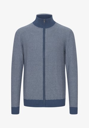 Blå hettegenser med glidelås, med et strukturert strikkemønster, høy krage og ribbestrikkede mansjetter og kant. Har en hel-lang glidelås.