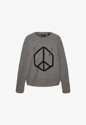 Pulover gri din tricot cu un simbol geometric al păcii de culoare neagră pe față și găuri deteriorate intenționat.