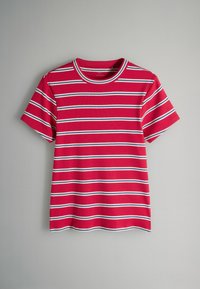 Maglietta a righe rosse in cotone. Presenta strisce orizzontali bianche e blu, maniche corte e scollo rotondo.