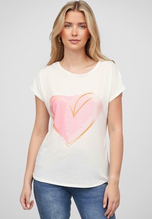 Weißes T-Shirt mit kurzen Ärmeln, das ein großes pinkes Herzmotiv mit orangefarbenem Rand zeigt und aus weichem, leichtem Stoff besteht.