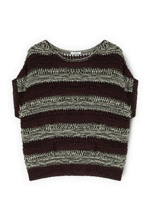 Kortærmet strikket trøje med horisontale vinrøde og beige striber og rund halsudskæring, lagt fladt på en hvid baggrund.