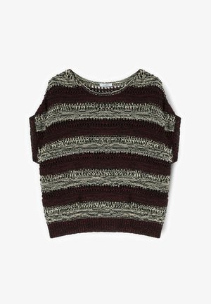 Kort gebreide trui met korte mouwen, horizontale rode en beige strepen en een ronde hals, plat gelegd op een witte achtergrond.