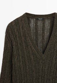 Maglione a maglia verde scuro con texture e design a V, con etichetta che riporta la dicitura "Massimo Dutti" sul colletto.