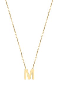 Collar de cadena de oro con un colgante en forma de letra "M" en mayúscula, centrado sobre un fondo blanco.