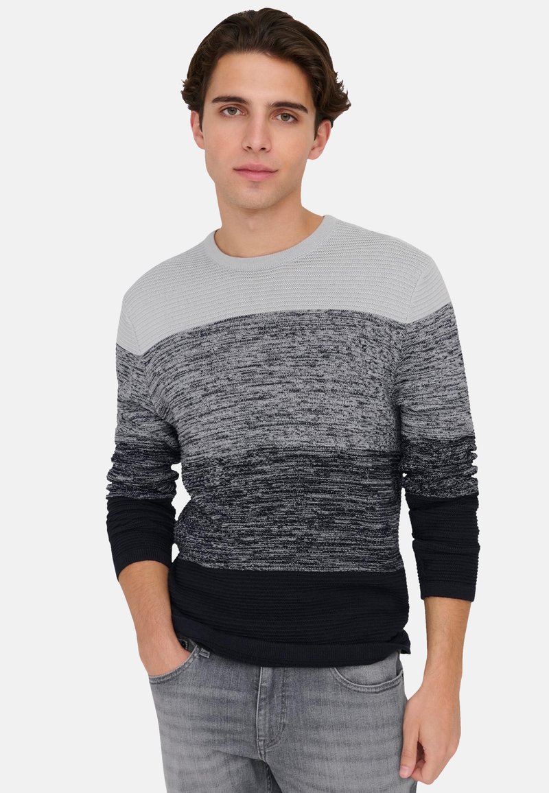 Pulover tricotat pentru bărbați cu decolteu rotund, având un design în degradé în nuanțe de gri până la bleumarin, cu o textură superioară și mansete și tiv cu nervuri.