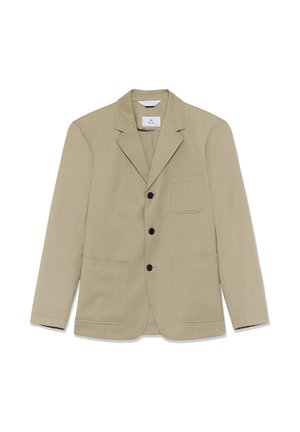 Bézs egysoros, három fekete gombbal ellátott blézer, bevágott nyakkal, egy mellkasi zsebbel és két alsó patch zsebbel, laposan elhelyezve.