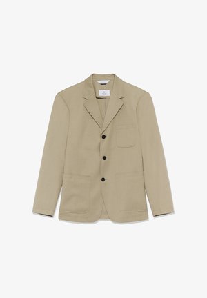 Bézs egysoros, három fekete gombbal ellátott blézer, bevágott nyakkal, egy mellkasi zsebbel és két alsó patch zsebbel, laposan elhelyezve.