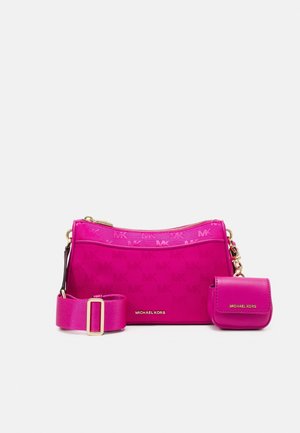 Sac à épaule Michael Kors rose vif avec bandoulière réglable et petite pochette détachable, tous deux dotés de ferrures dorées et du logo de la marque.