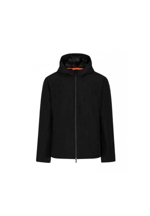 Giacca nera impermeabile con cappuccio, zip frontale e fodera interna arancione. Presenta una tasca sul petto e maniche lunghe con polsini regolabili.